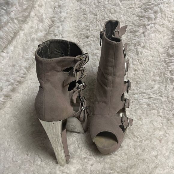 Beau +Ashe synthetic suede taupe ankle straps  heels silver tone accent SZ8 - Picture 3 of 13